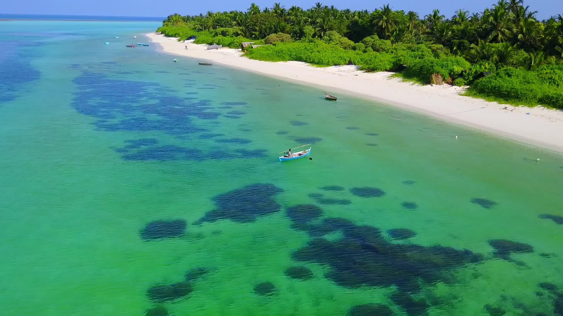 在度假胜地附近的浅海海洋旅游海滩以白色沙沙和白色沙沙为背景视频的预览图