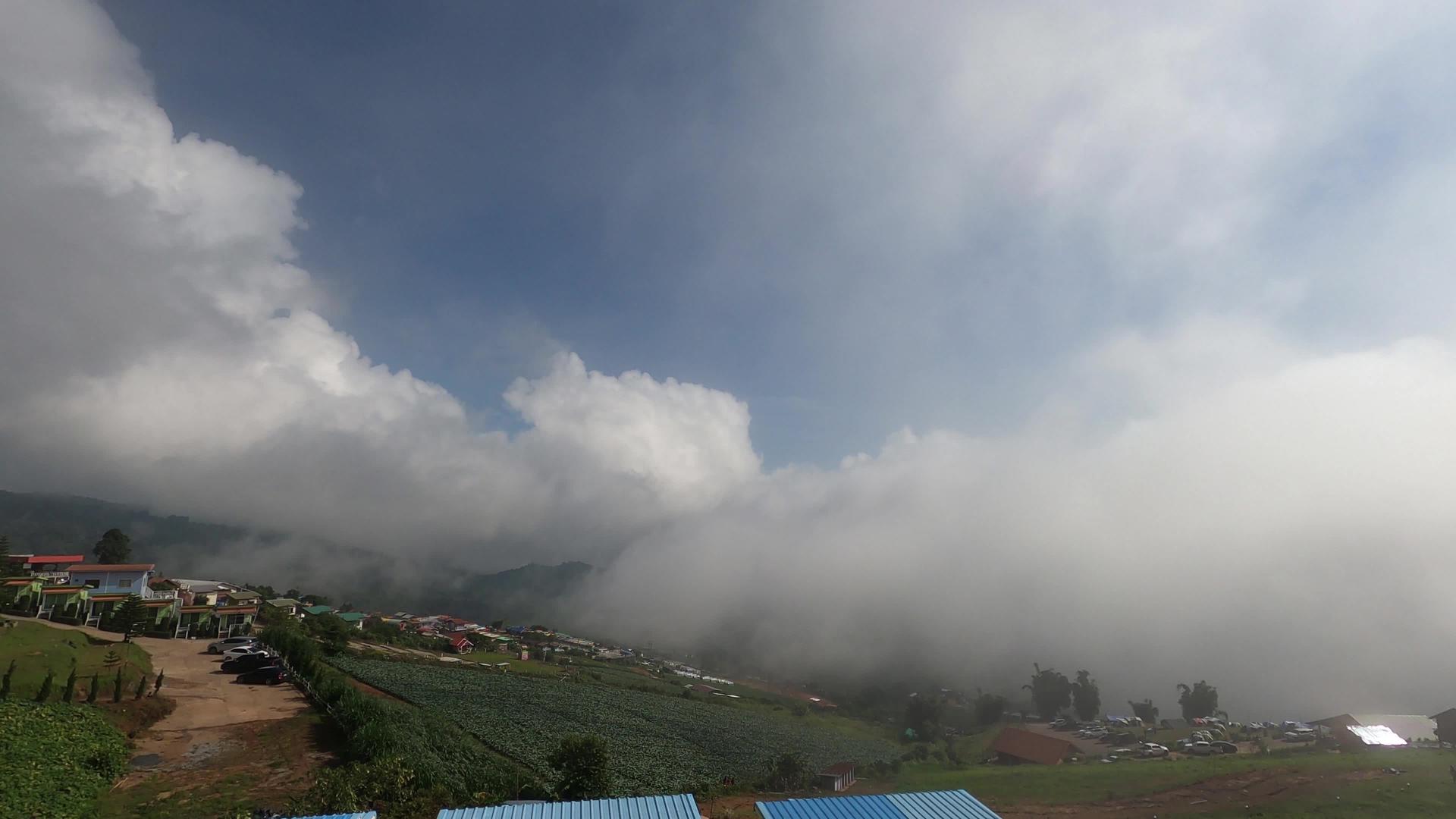 薄雾伴随着美丽的天然山峰视频的预览图