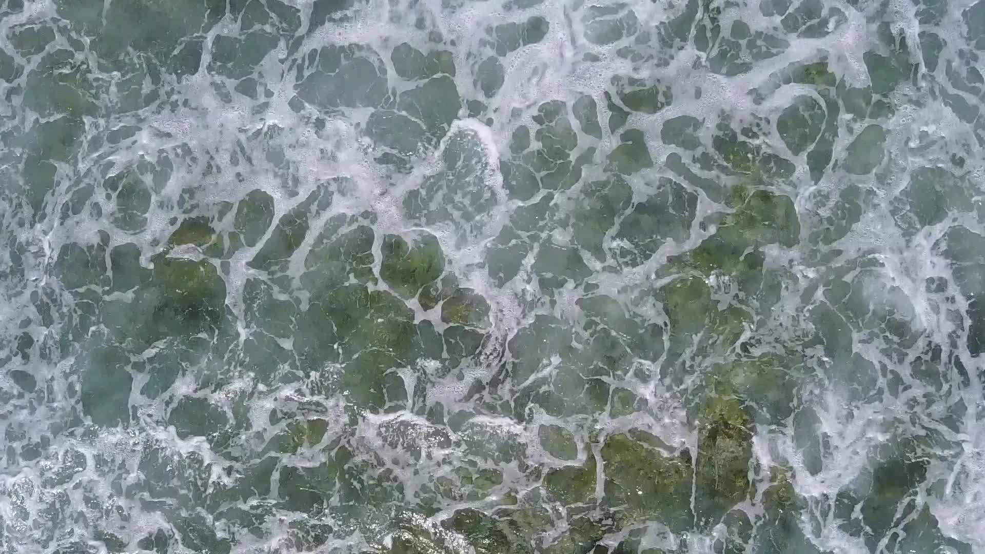 田园诗般的海岸海滩度假的白天性质是蓝绿色的水和波浪附近视频的预览图