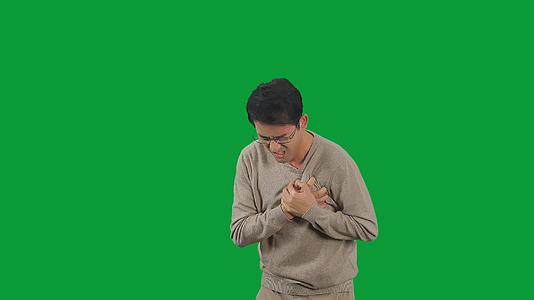 4K绿幕男性心绞痛视频的预览图