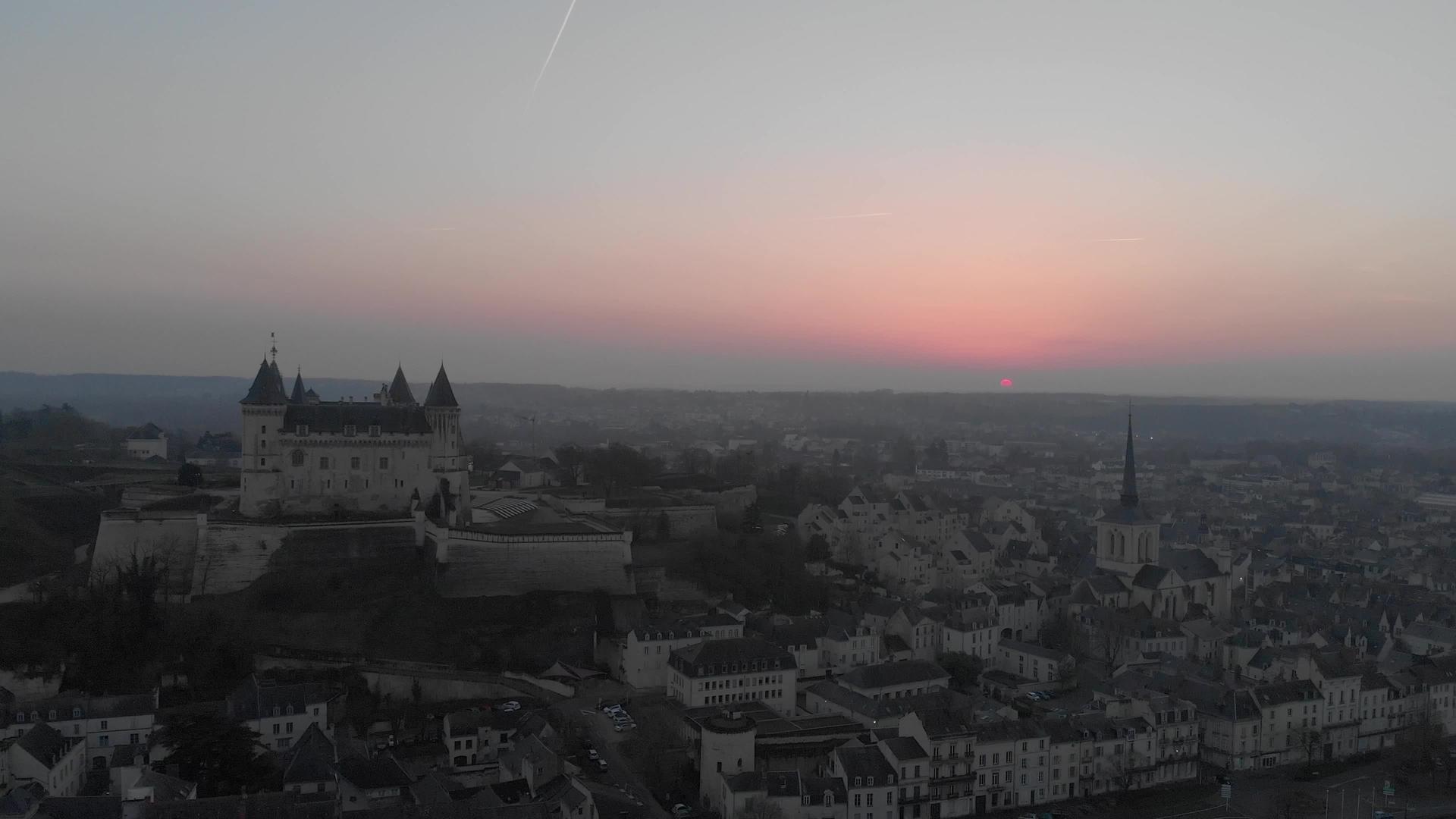 山丘镇日落时的天线视频的预览图