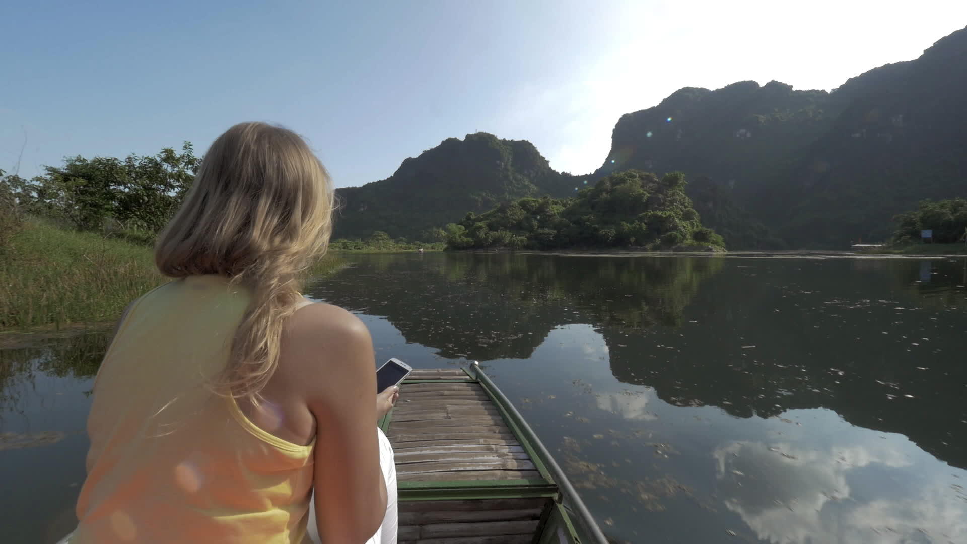 旅行时女性旅行者携带机动射击视频的预览图