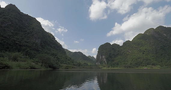 游客乘船游览长河的风景视频的预览图