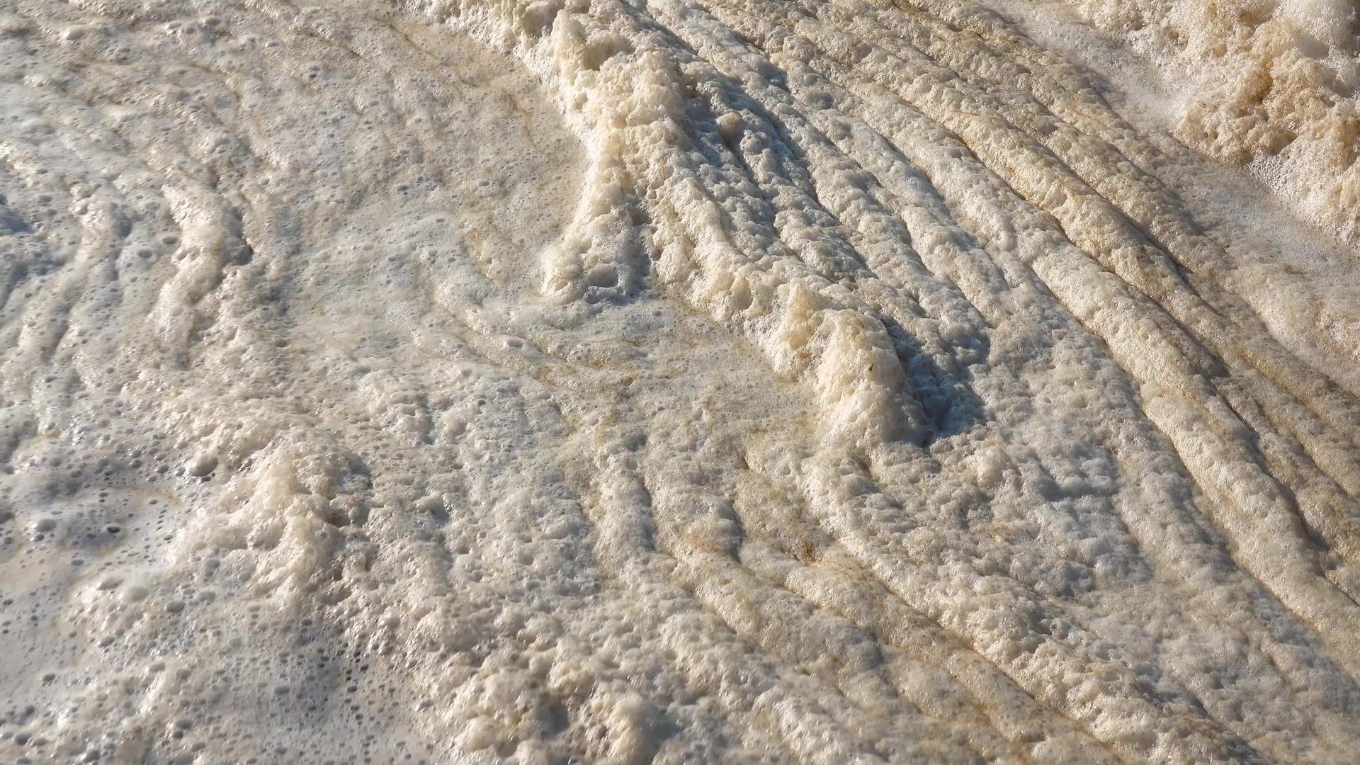 水面脏泡沫河口营养丰富的水环境问题图兹洛夫斯基视频的预览图