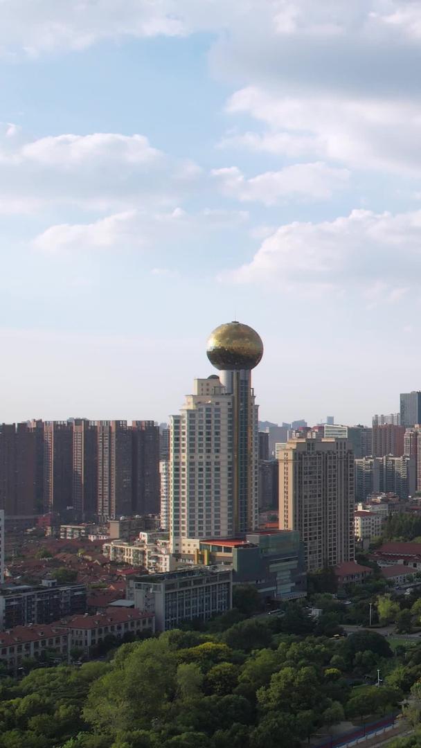 航拍城市蓝天白云晴天自然天气江景地标建筑天际线高楼材料视频的预览图