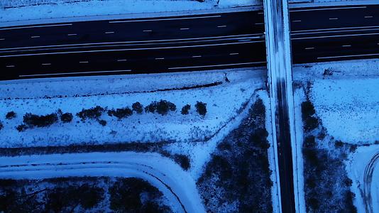 黎明时分蓝色的夜视雪下十字路的天空观察美丽的冬季风景视频的预览图