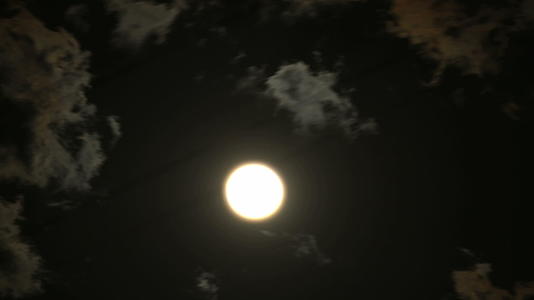 月亮满月在满月在天空中视频的预览图
