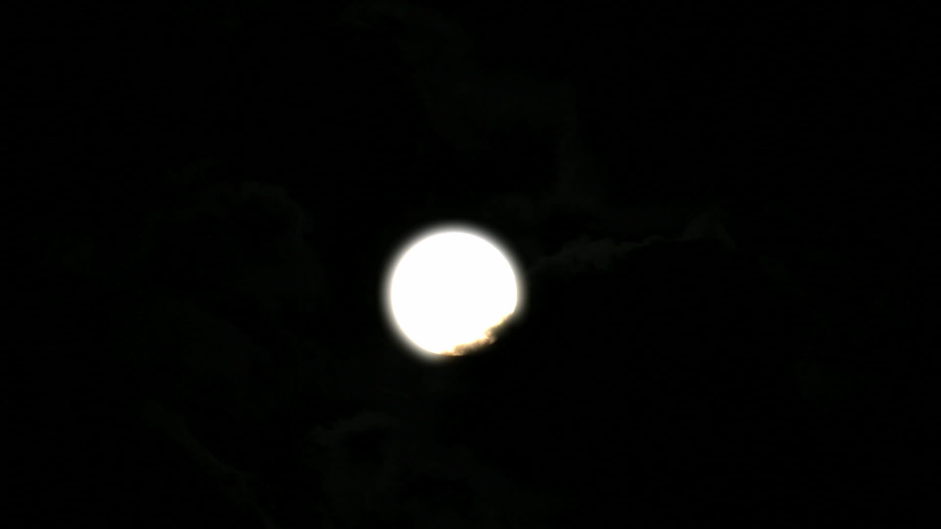 月亮满月在满月在天空中视频的预览图
