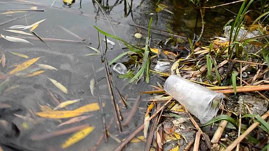 水中的塑料污染鸡尾酒的塑料杯在水下慢慢漂流从水面反射出来视频的预览图