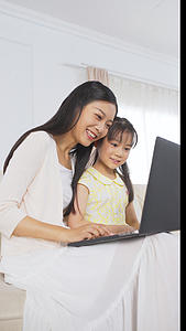4k竖屏母子使用电脑教育学习视频的预览图