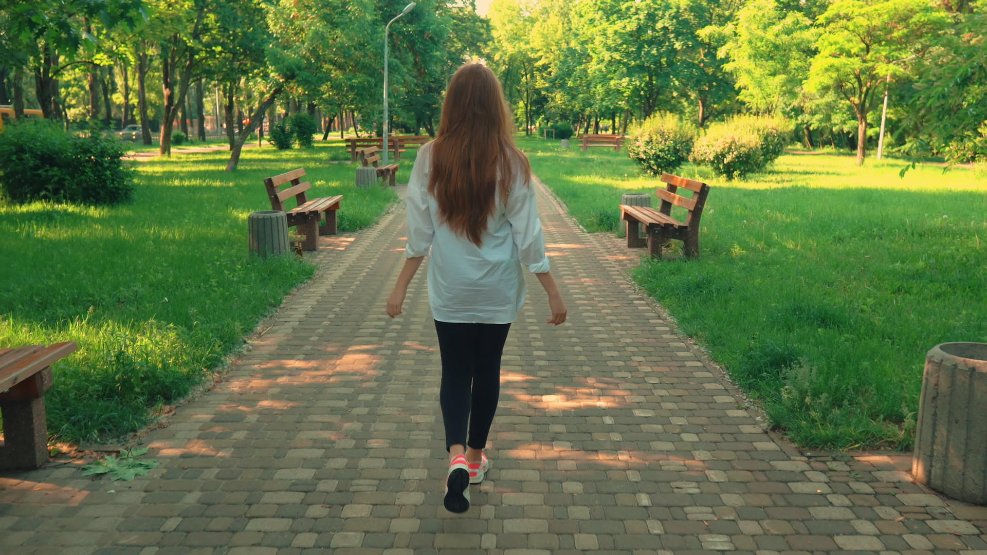 走在街上的姜树女孩视频的预览图