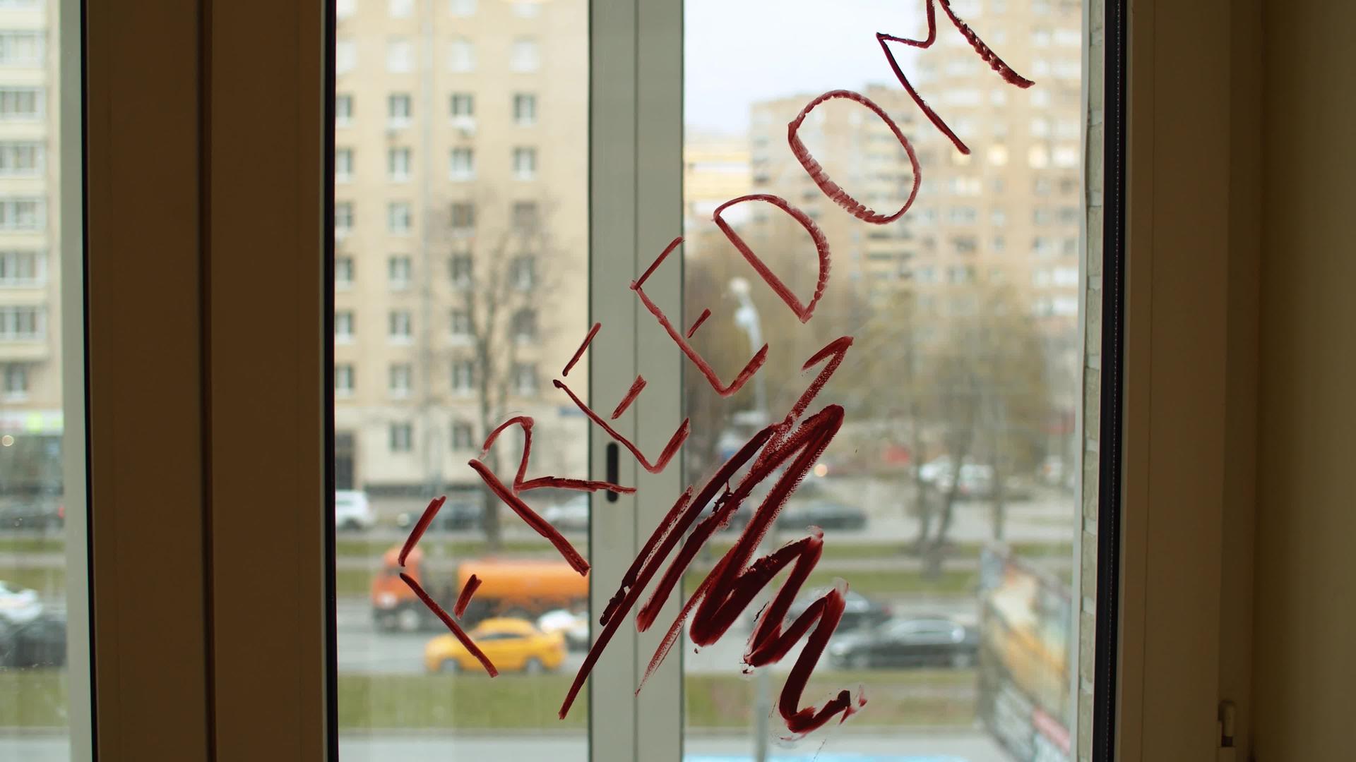 窗玻璃上的文字是自由的视频的预览图