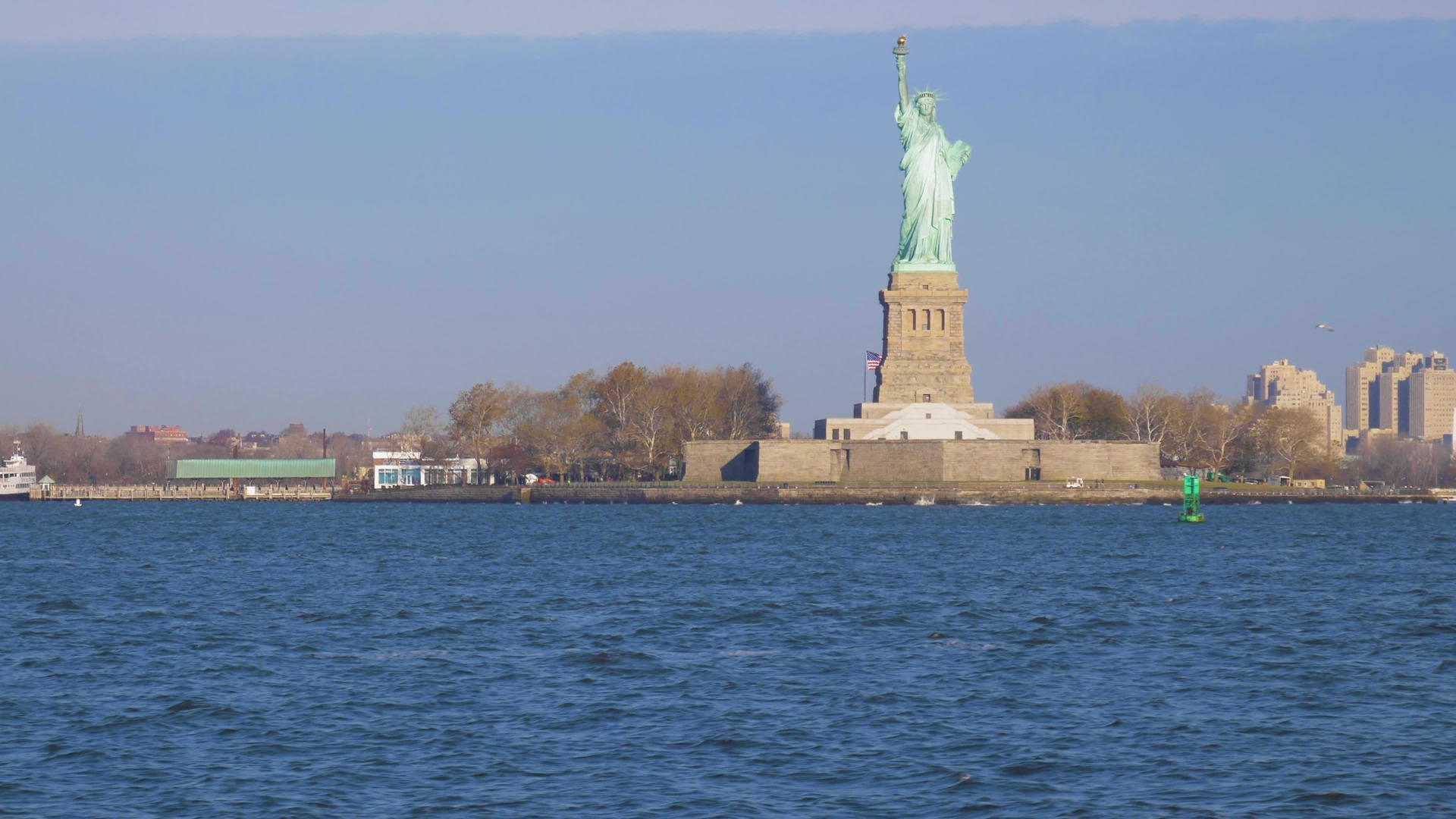 在阳光明媚的日子里纽约城市美国统一州可以从水中看到视频的预览图