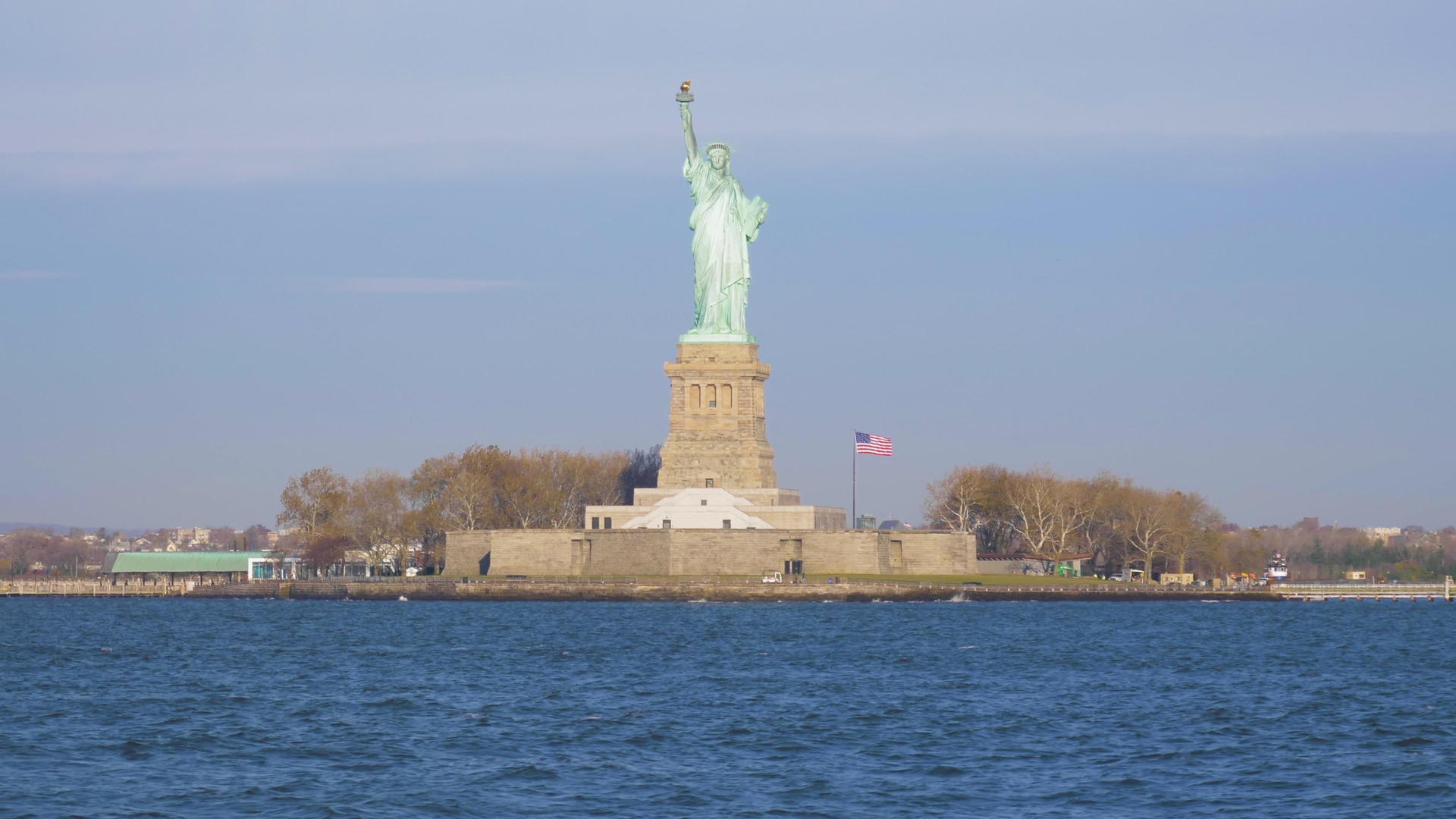 在阳光明媚的日子里纽约城市美国统一州可以从水中看到视频的预览图