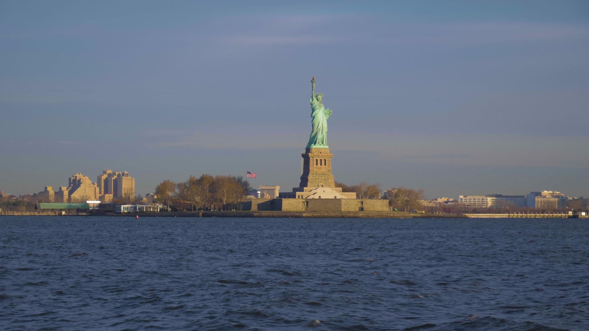 早上美国统一州的自由雕像从水面稳定地穿过镜头视频的预览图