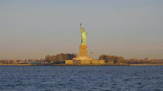 自由岛纽约环绕轨道船舶景观和其他船舶视图视频的预览图