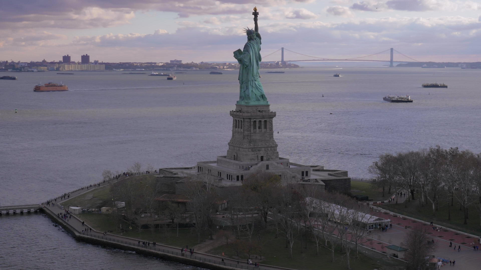 自由岛纽约市空中视线中等射程轨道运行视频的预览图