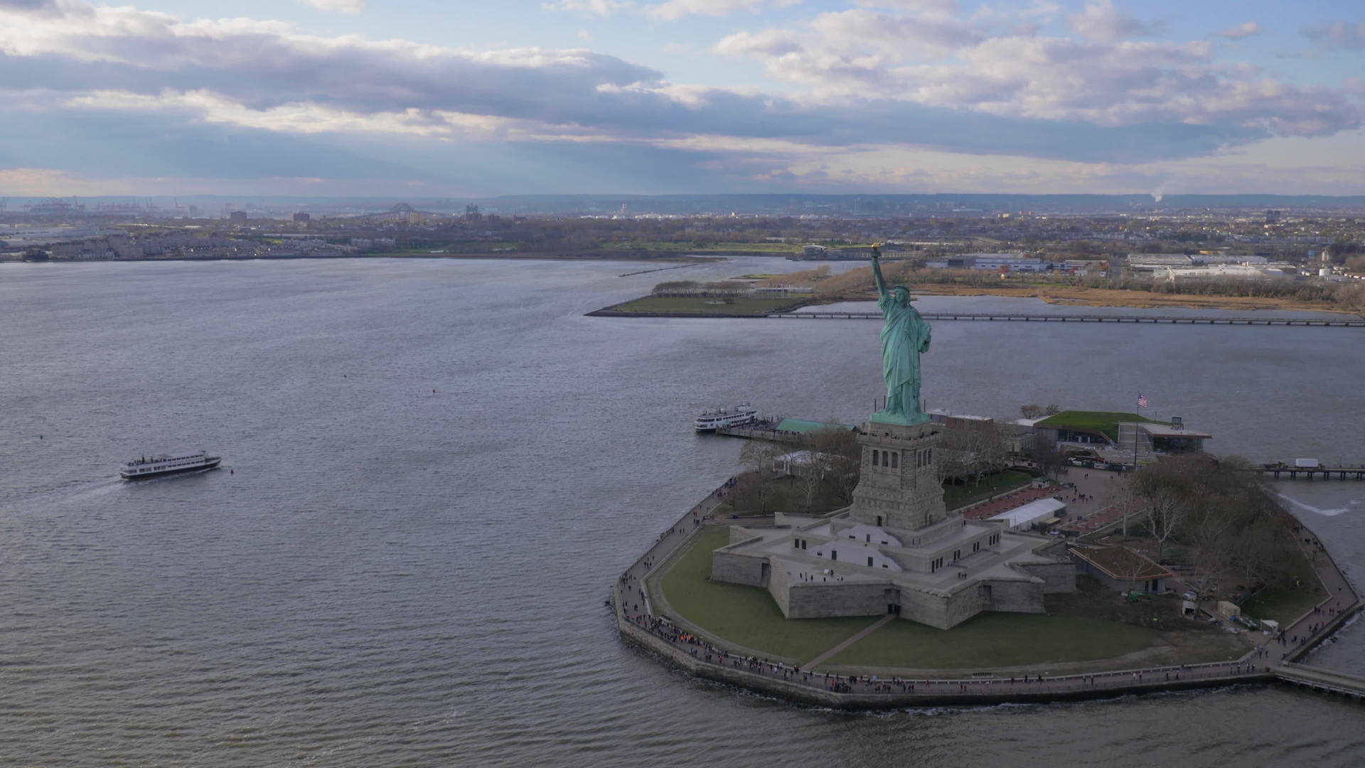 自由岛纽约市在北冰洋和南冰洋的轨道上广泛观察和飞行视频的预览图