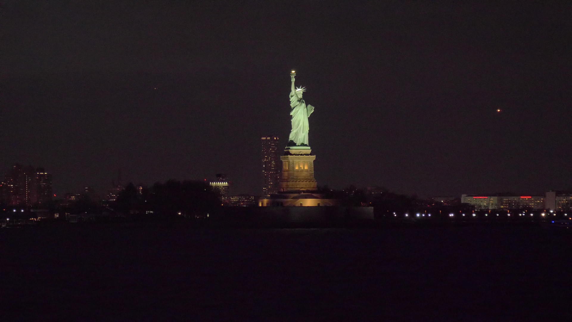 纽约美国联合州从水中观察到轨道在新约克运行视频的预览图