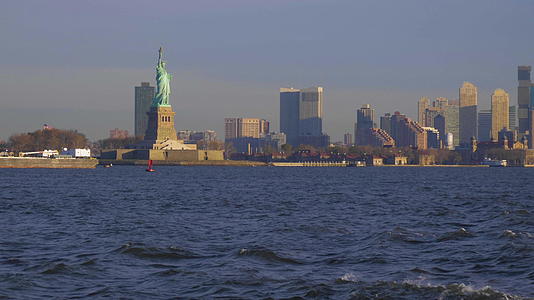 自由女神像和早晨的城市景观纽约市美利坚合众国视频的预览图