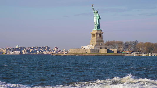 在阳光明媚的日子里自由女神就像美国纽约市的水视频的预览图