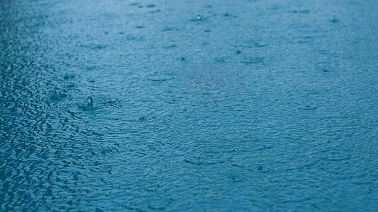 4k材料无缝循环特写镜头雨水面雨滴水坑无缝循环视频的预览图