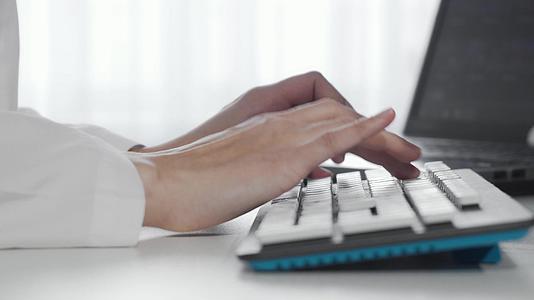 女用手在电脑键盘上打字视频的预览图