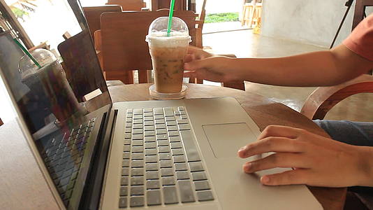 自由自由职业者在埃斯波咖啡馆提供互联网服务视频的预览图