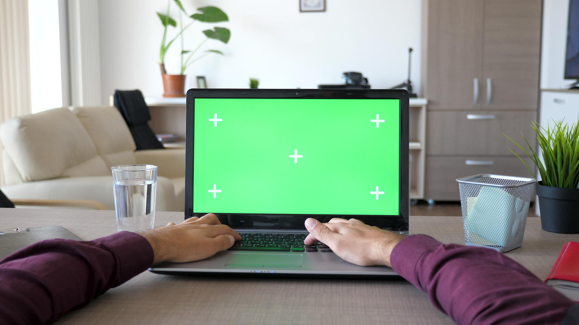 观众在笔记本电脑键盘上打字模拟绿色屏幕染色体视频的预览图