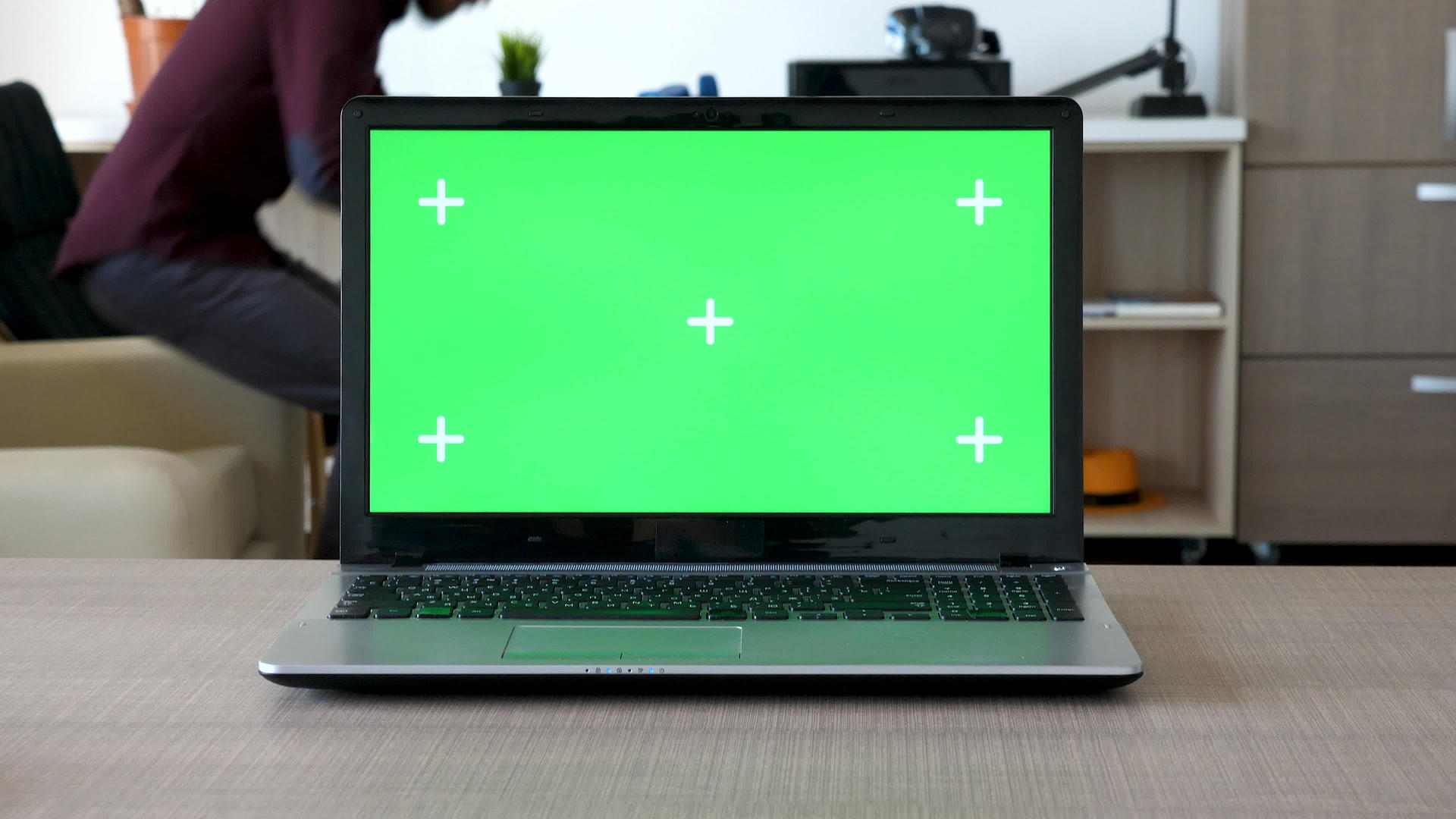 笔记本上的绿色屏幕和跟踪屏幕视频的预览图