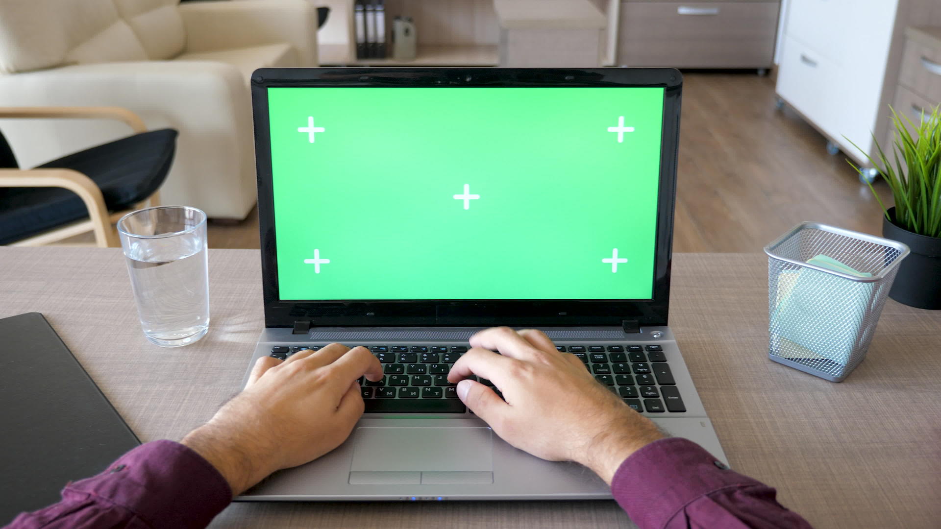 男性在笔记本电脑键盘上打字模拟染色绿色屏幕视频的预览图