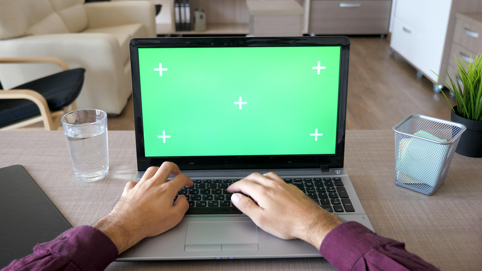 男性在笔记本电脑键盘上打字模拟染色绿色屏幕视频的预览图