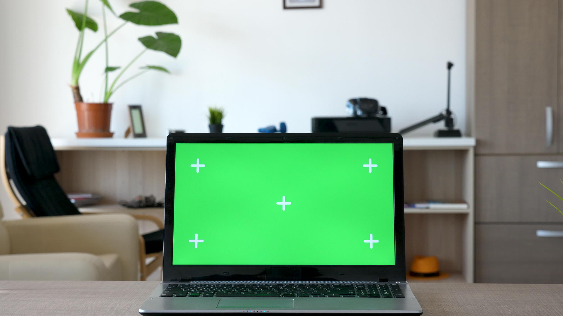在绿色屏幕上放大模拟笔记本电脑视频的预览图
