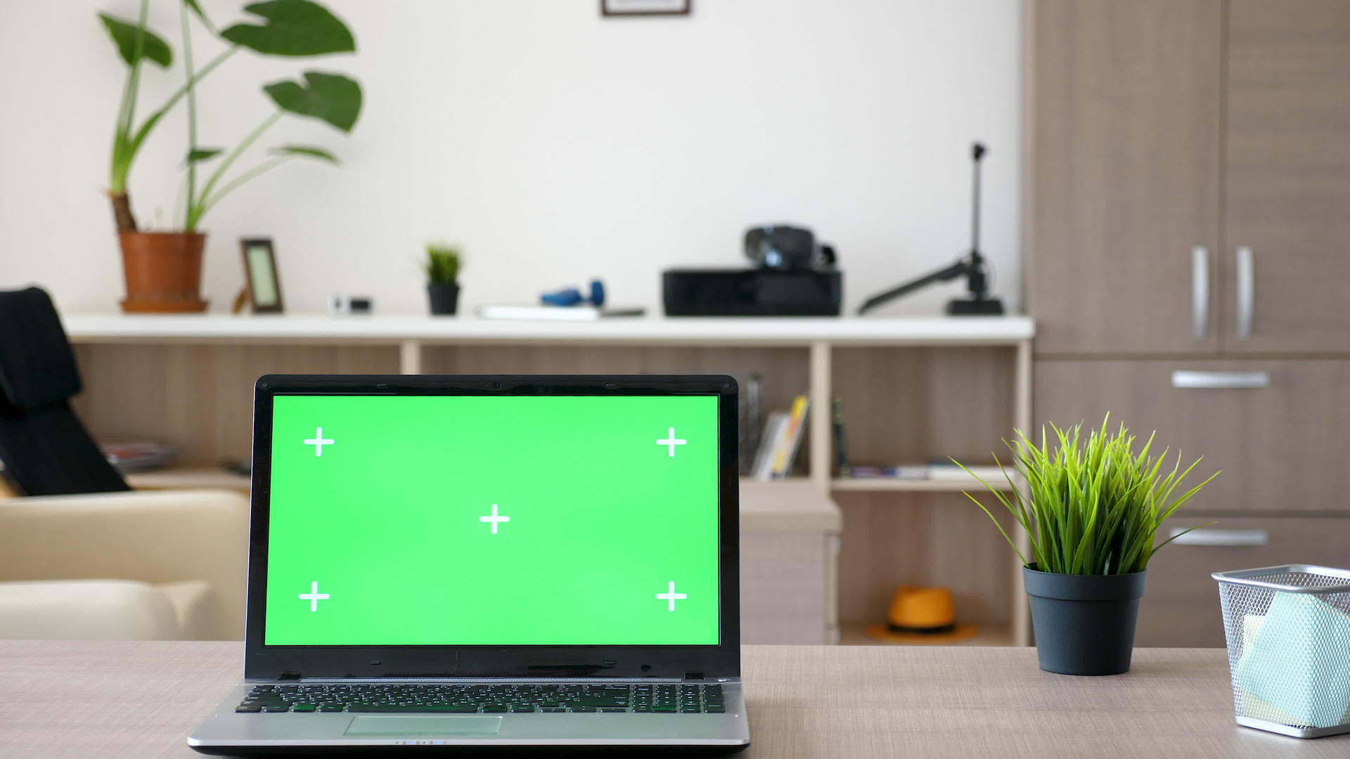 用绿色屏幕的笔记本电脑模拟客厅中间的桌子视频的预览图