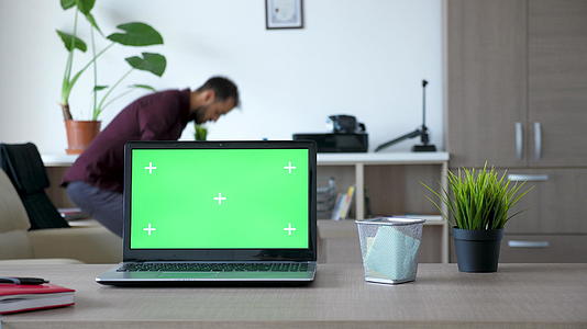 孤立的绿色屏幕染色体安装在现代笔记本电脑桌上视频的预览图