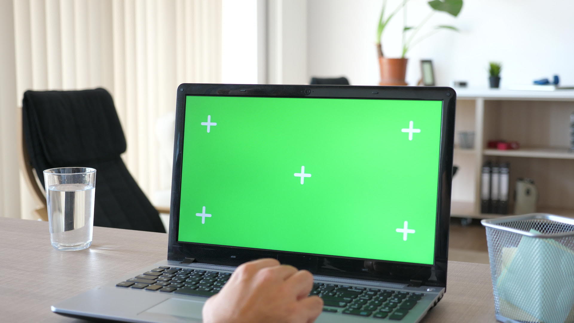 在电脑上用绿色屏幕工作的人关闭视频的预览图