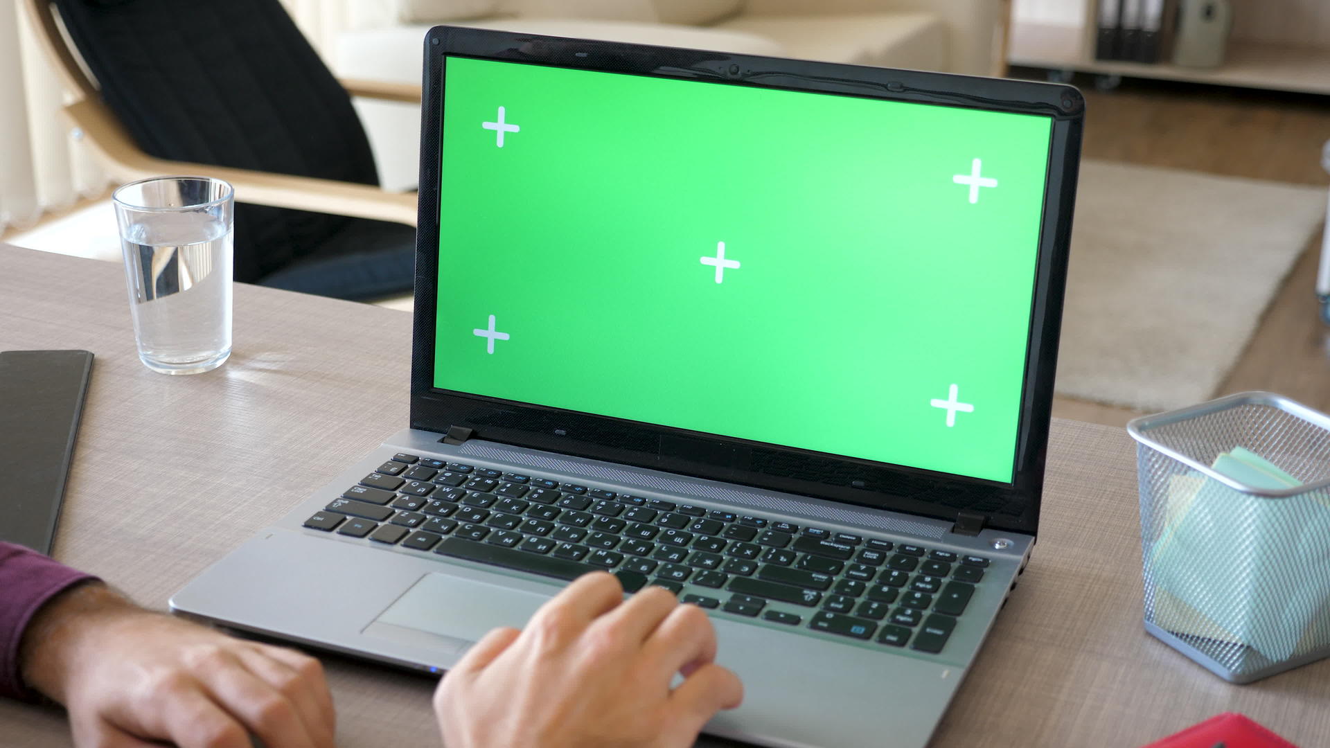 在家里用笔记本电脑工作用绿色屏幕染色体模拟他的男人视频的预览图