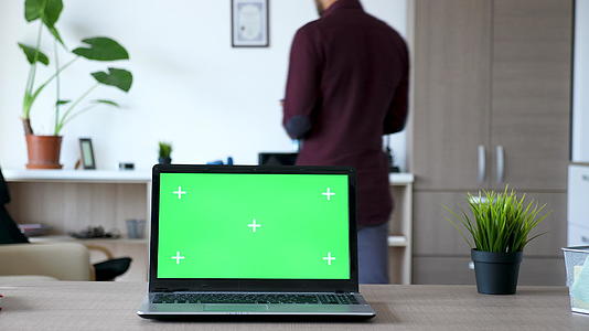 现代笔记本电脑短片绿屏视频的预览图