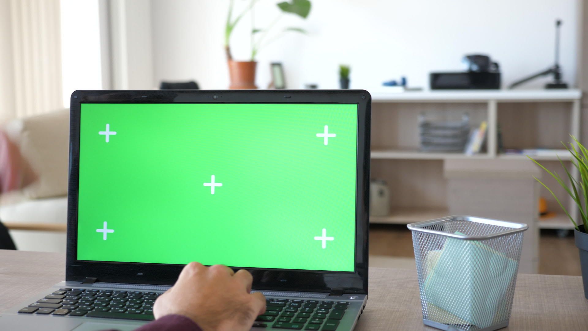 在电脑上工作的人的亮光镜头使用染色绿屏模拟的彩色镜头视频的预览图