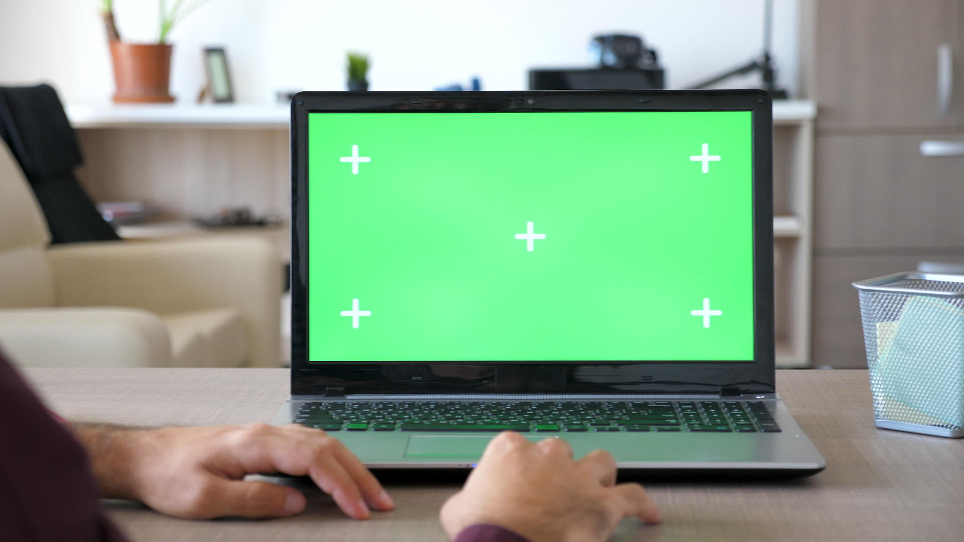 自由自由职业者在家用笔记本电脑上工作使用绿色屏幕染色体视频的预览图