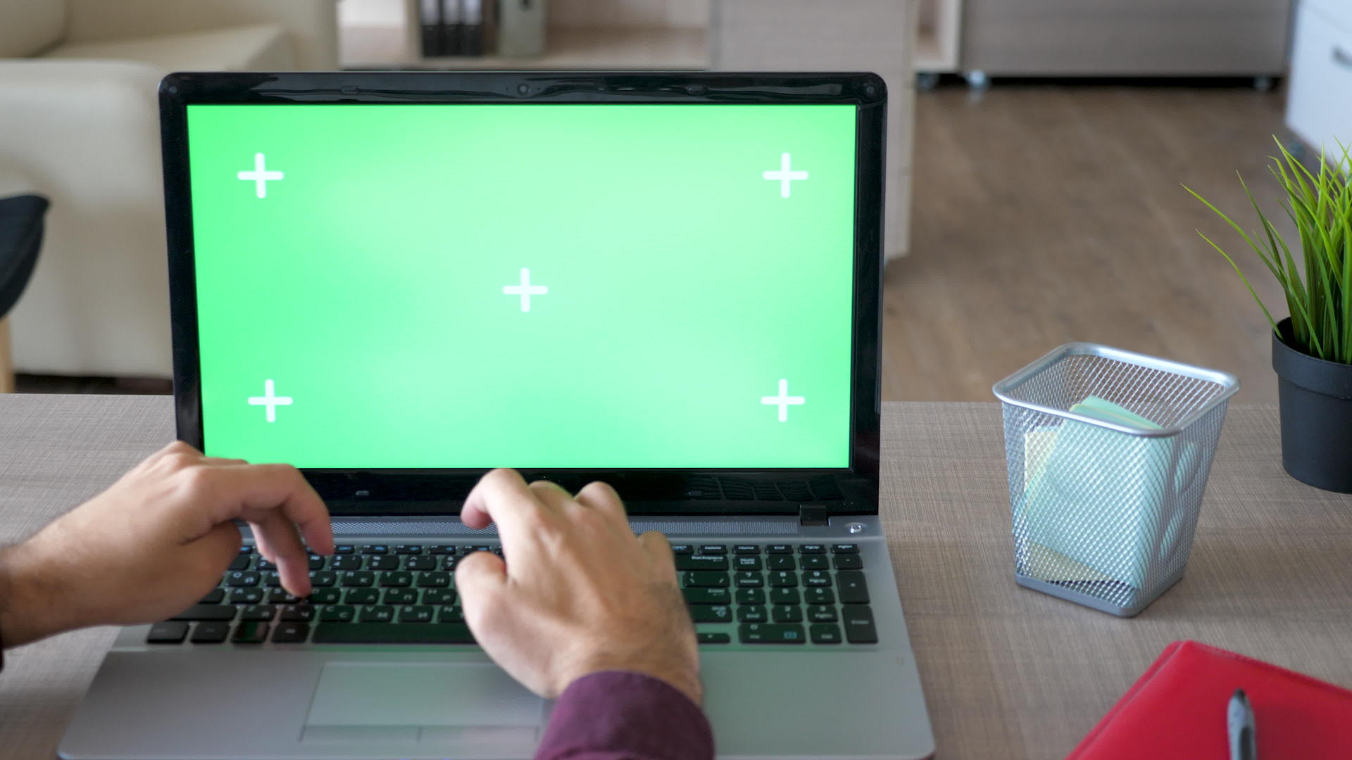 商人在家打字在绿屏模拟笔记本电脑上工作视频的预览图