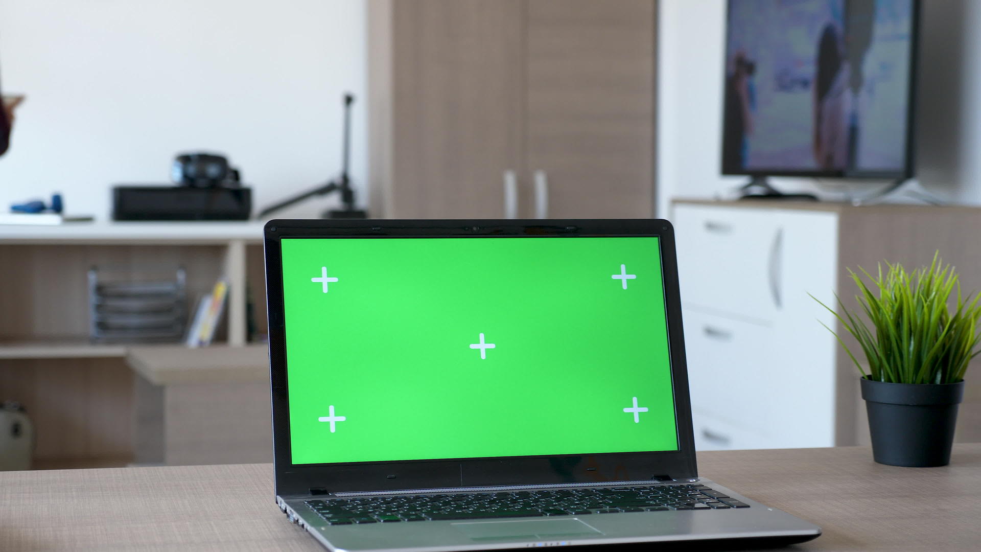 在客厅的桌子上使用孤立的膝盖电脑模拟绿色屏幕视频的预览图