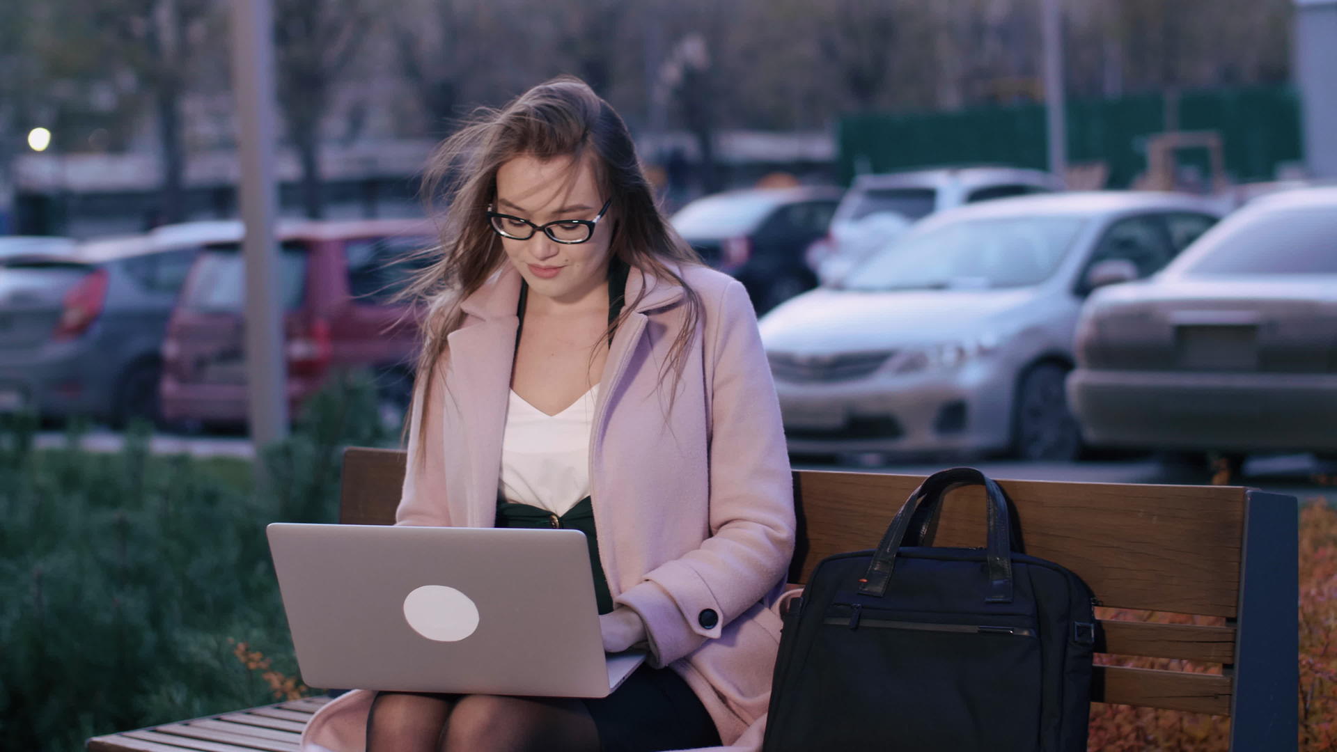 女性行政集中女性自由职业者晚上在户外笔记本电脑上做远程工作视频的预览图