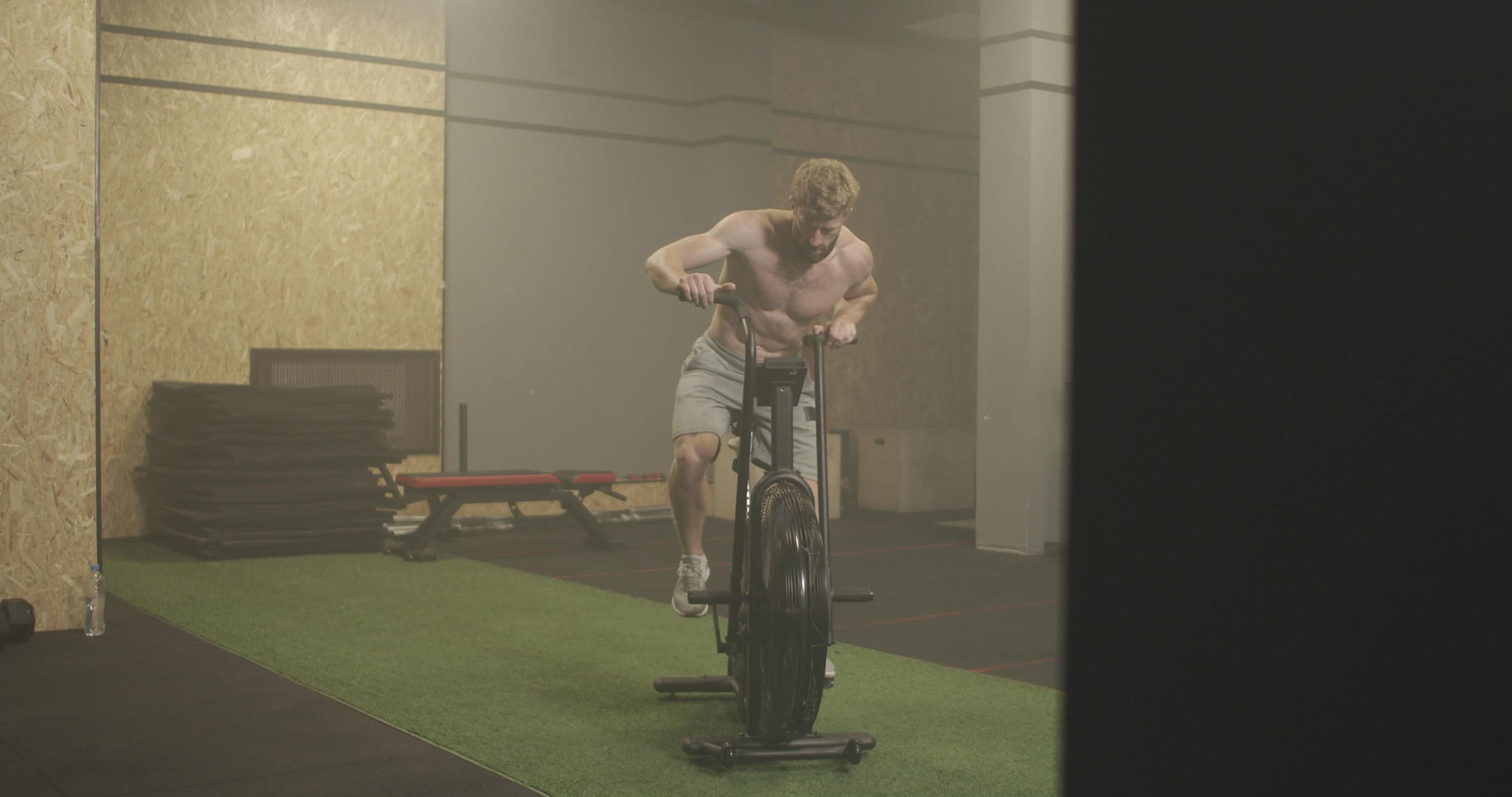 骑自行车的健身人士适合在健身房骑自行车视频的预览图