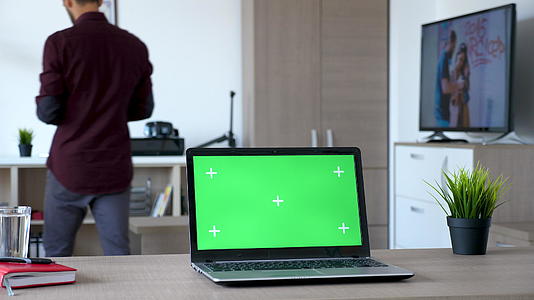 笔记本电脑安装在客厅的绿色屏幕上视频的预览图