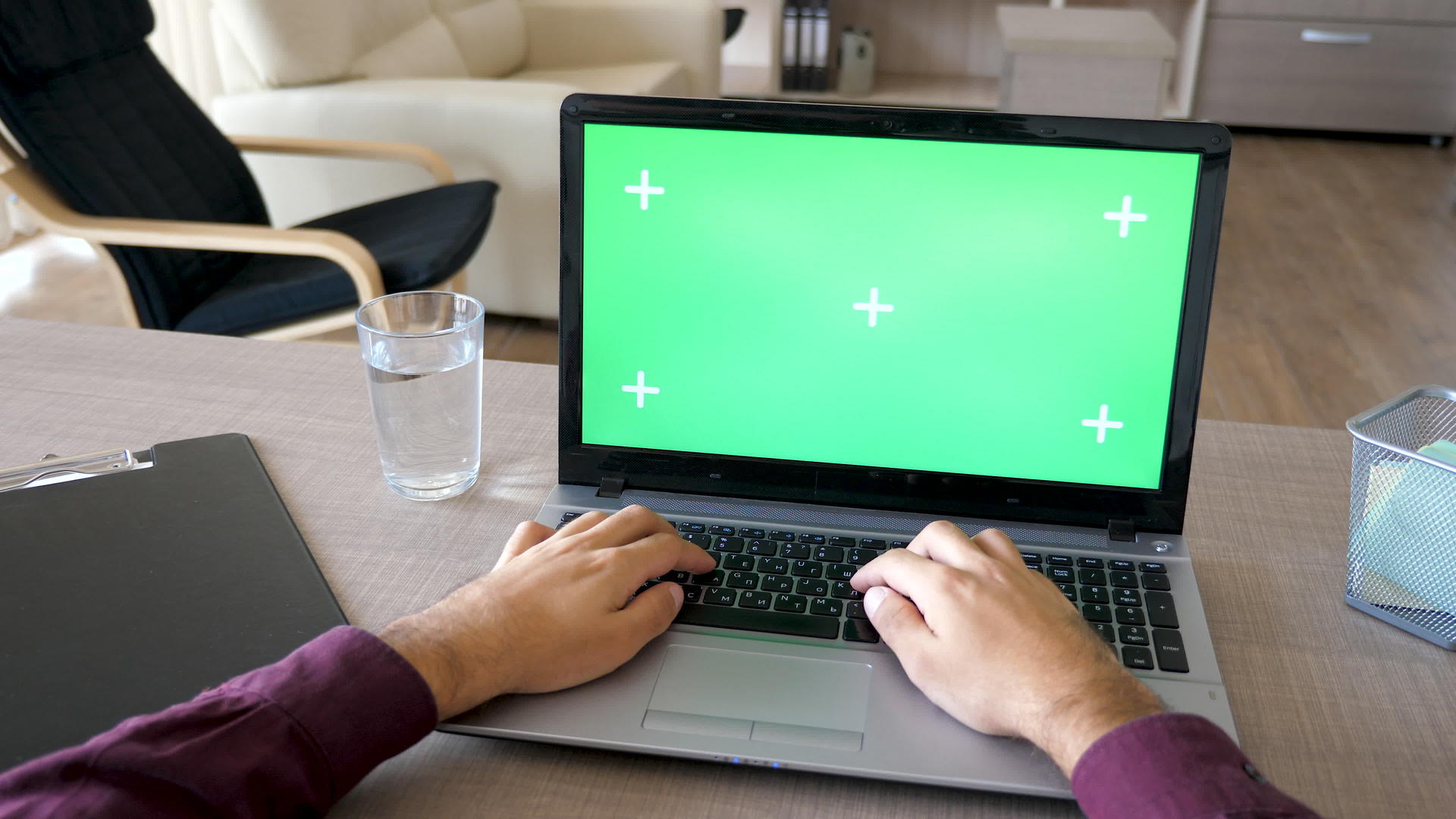 商人在笔记本电脑键盘上打字模拟绿色屏幕染色体视频的预览图