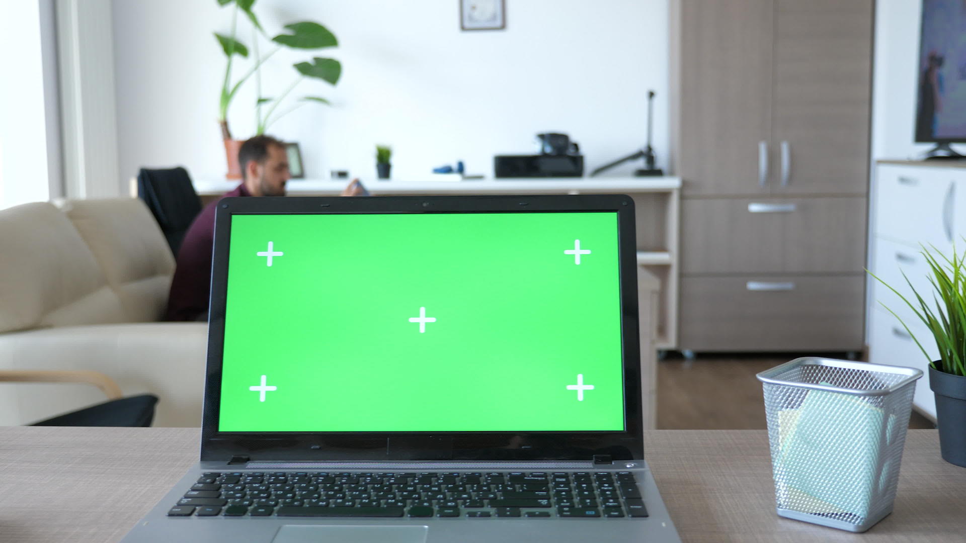 在客厅的中间有绿色的笔记本电脑和绿色的屏幕染色体视频的预览图