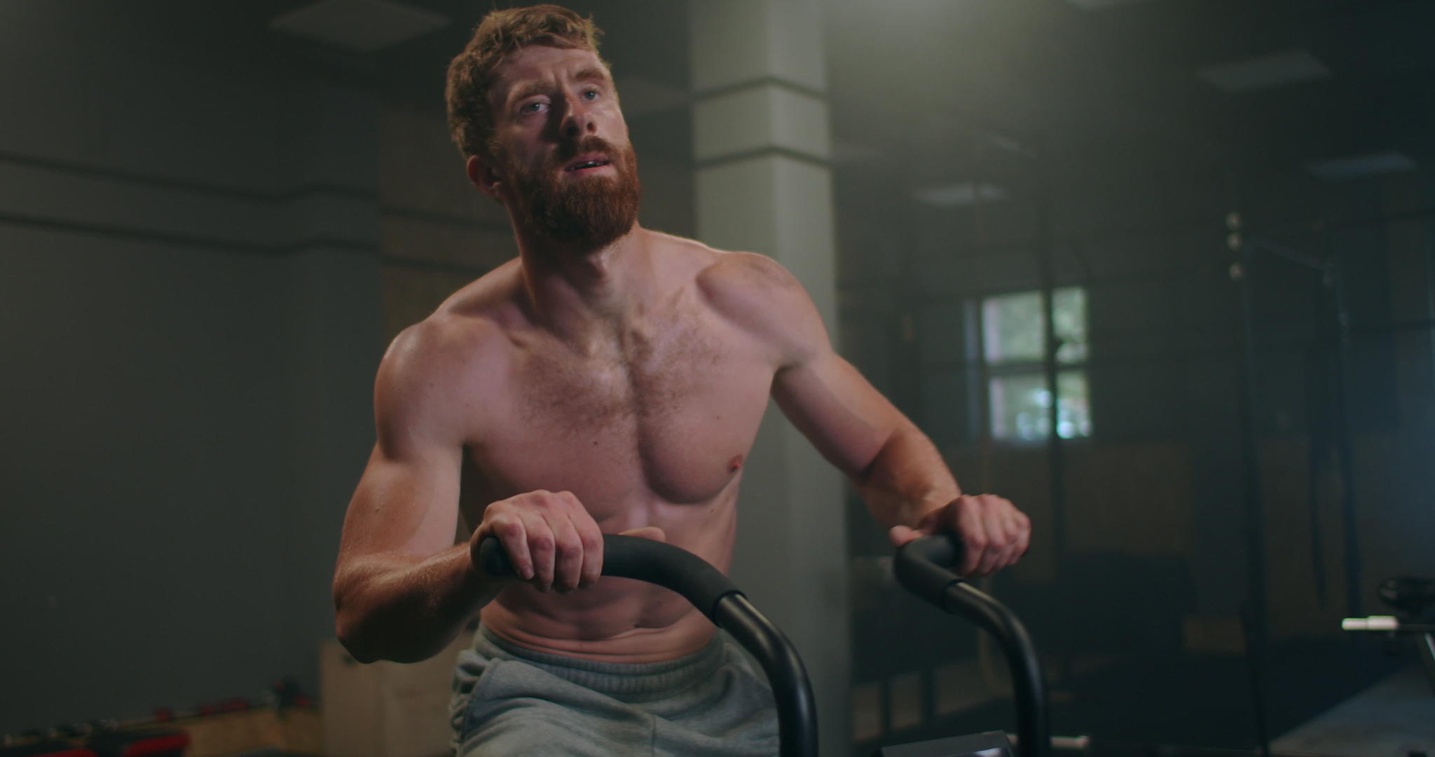 一个硬汉在健身房的固定自行车上克服疲劳视频的预览图