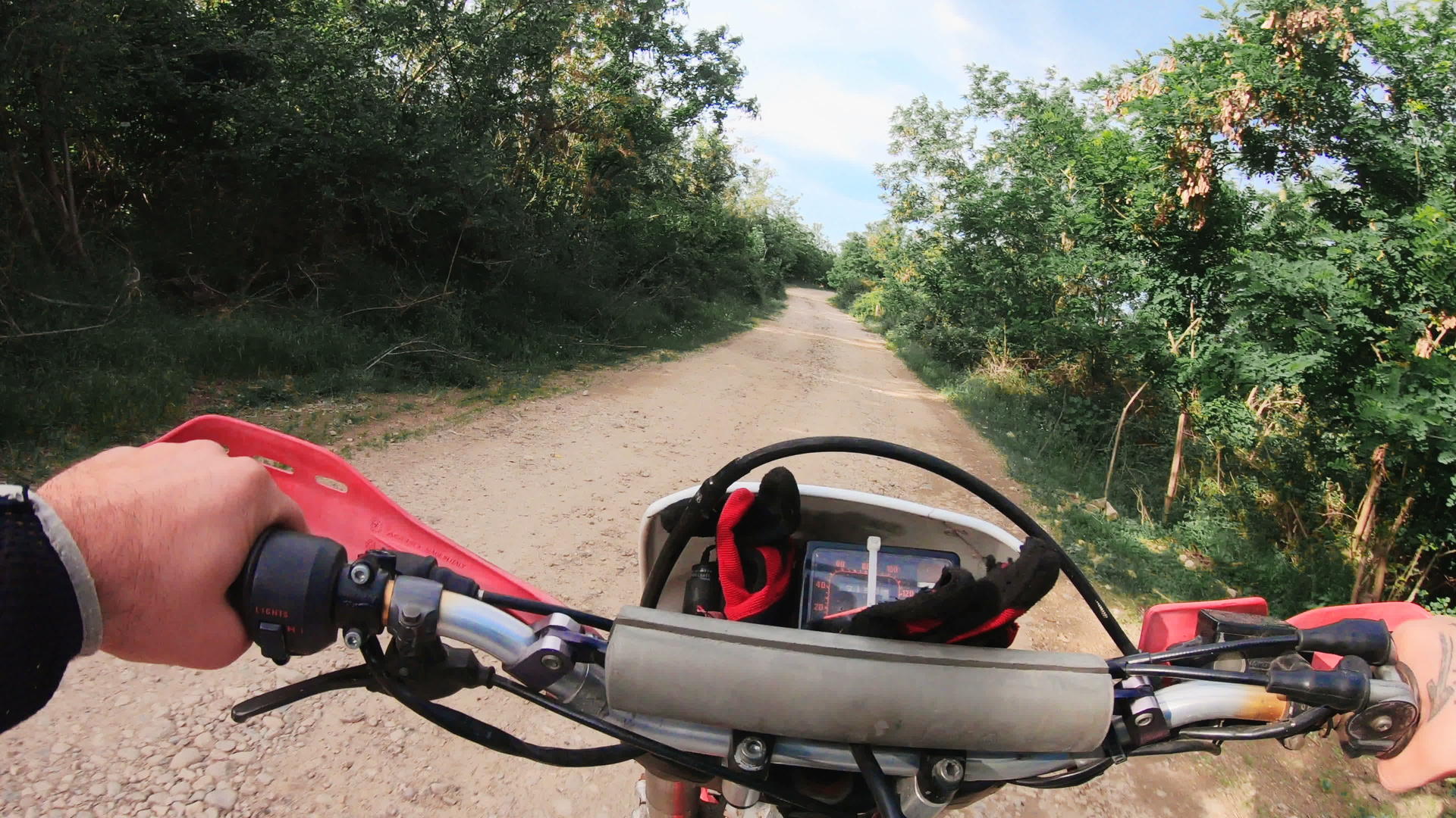 在农村公路的内特罗十字路口骑自行车的人视频的预览图