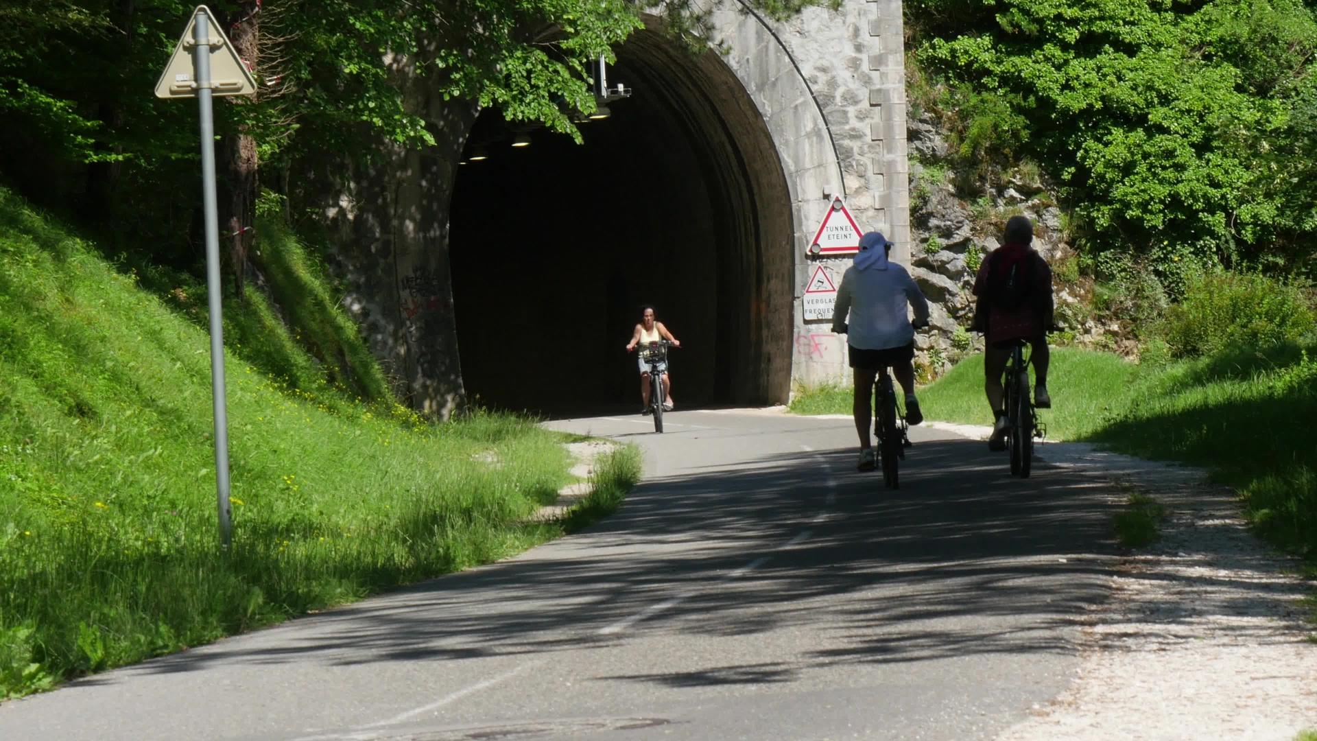 女人骑自行车Annecy自行车路上的湖视频的预览图